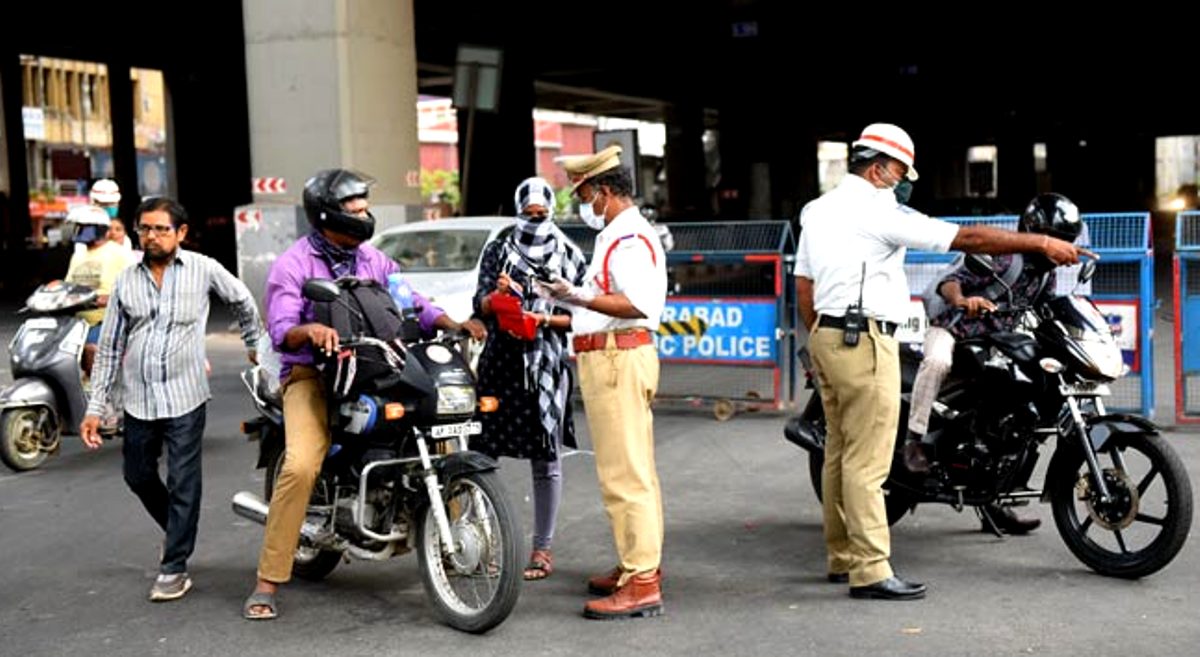 Traffic Rule: गाड़ी के सभी डॉक्युमेंट्स होने के बावजूद कट सकता है 3000 रुपए का Challan