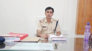 Sidhi crime news: अवैध रेत परिवहन करते हुए अमिलिया पुलिस ने पकड़ा ट्रैक्टर, पुलिस के सामने ट्रैक्टर चालक इंजन लेकर हुआ फुर्र, दर्शक बनकर देखते रही पुलिस