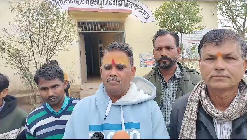 Mauganj news: ओलावृष्टि में किसानों की फसल का हुआ भारी नुकसान, किसानों ने तहसीलदार से मुआवजे के लिए दिया आवेदन