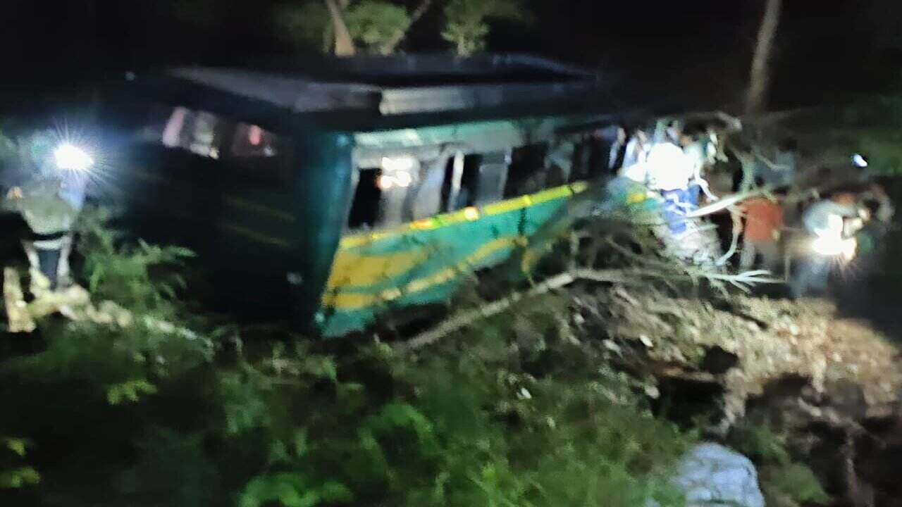 Bus Accident : बारातियों से भरी बस अनियंत्रित होकर पलटी, कई घायल