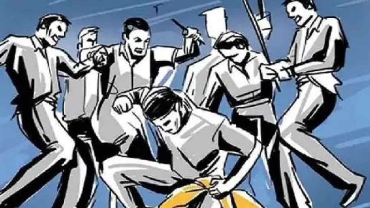 प्रसाद न लेने पर दुकानदारों ने श्रद्धालुओं को जमकर पिटा, मामला हुआ दर्ज