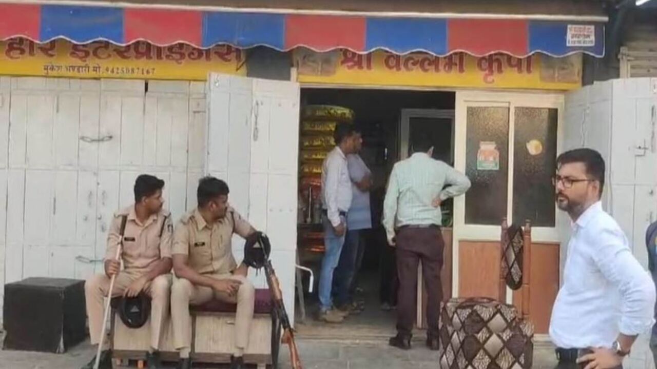 IT विभाग ने 04 फर्मों पर की छापेमारी, 06 बजे से रेड कार्यवाई जारी