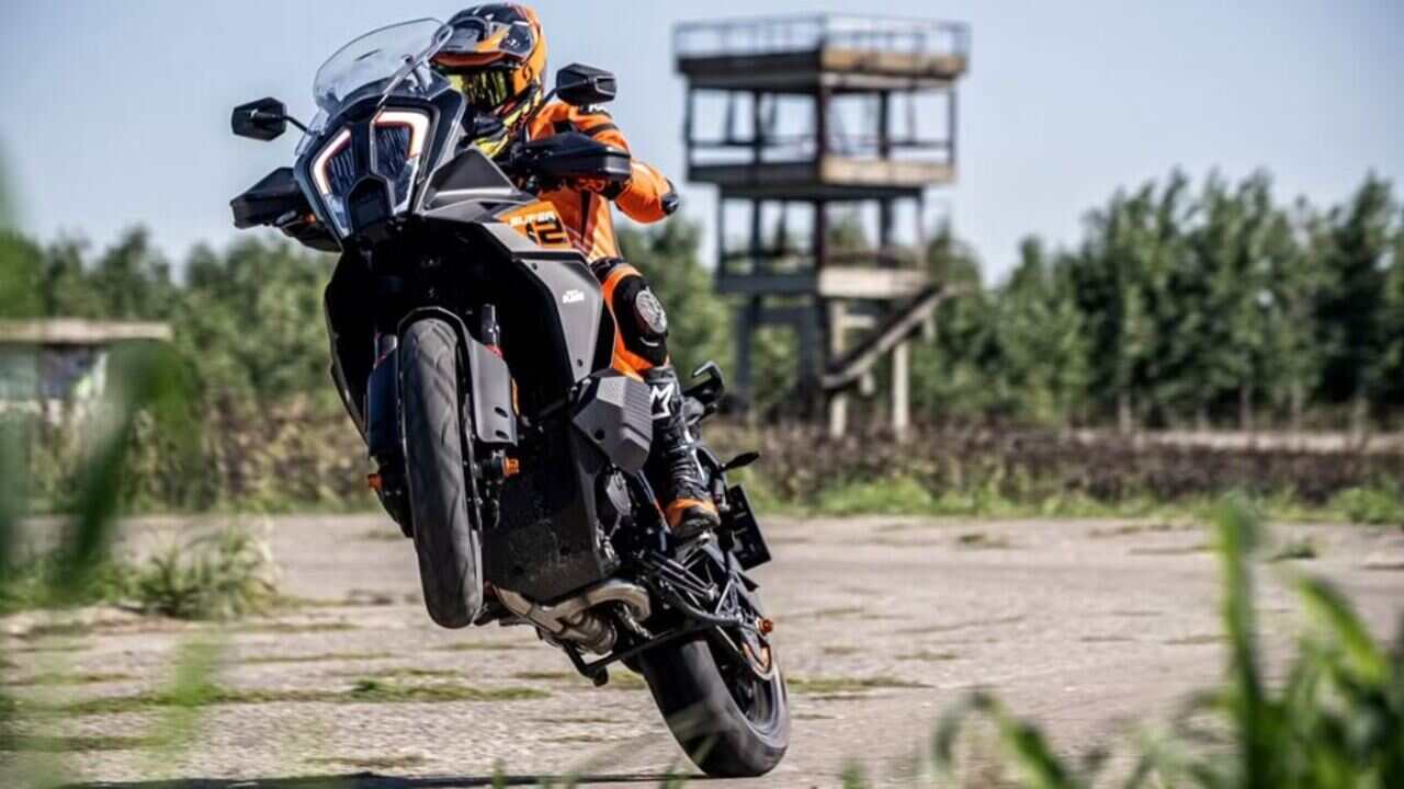 KTM ने नई बाइक 1390 Super Adventure का जारी किया टीज़र, बाइक में स्वचालित गियरबॉक्स