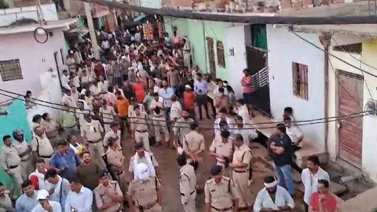 लड़की से रेप कर बदनाम करने वाले आरोपी के घर पर चला मोहन सरकार का बुल्डोजर