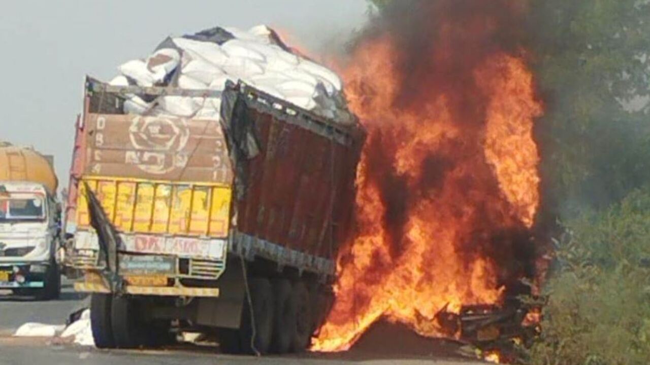 दो ट्रकों में भीषण टक्कर से लगी आग, चालक समेत चार जिन्दा जले