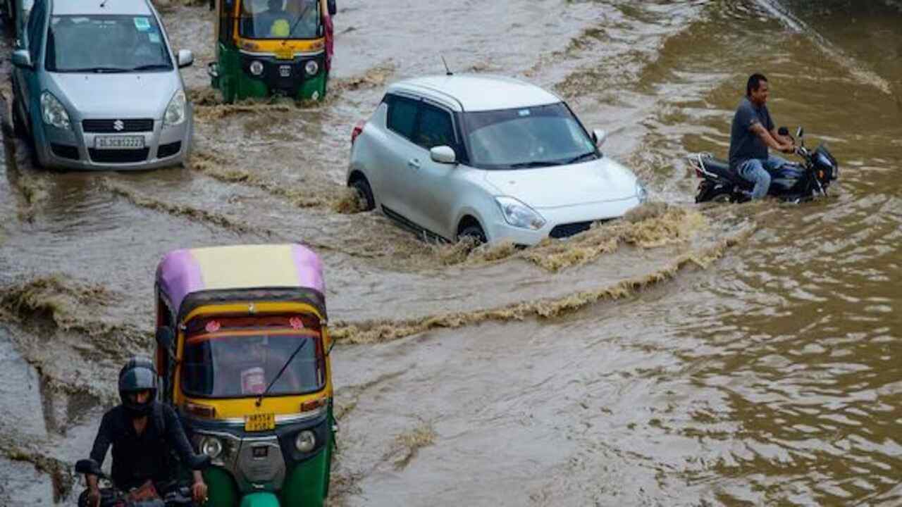 मूसलाधार बारिश से डूबने लगी मंदिरें और बहने लगी करें , NDRF की टीम तैनात