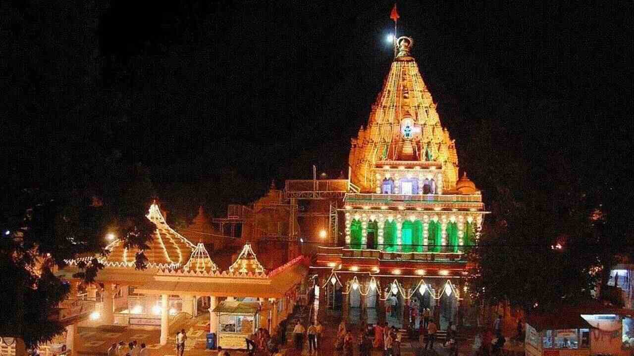 श्रीमहाकालेश्वर मंदिर में पैसे लेकर कराए जा रहे दर्शन, सुरक्षाकर्मियों ने किया पुलिस के हवाले