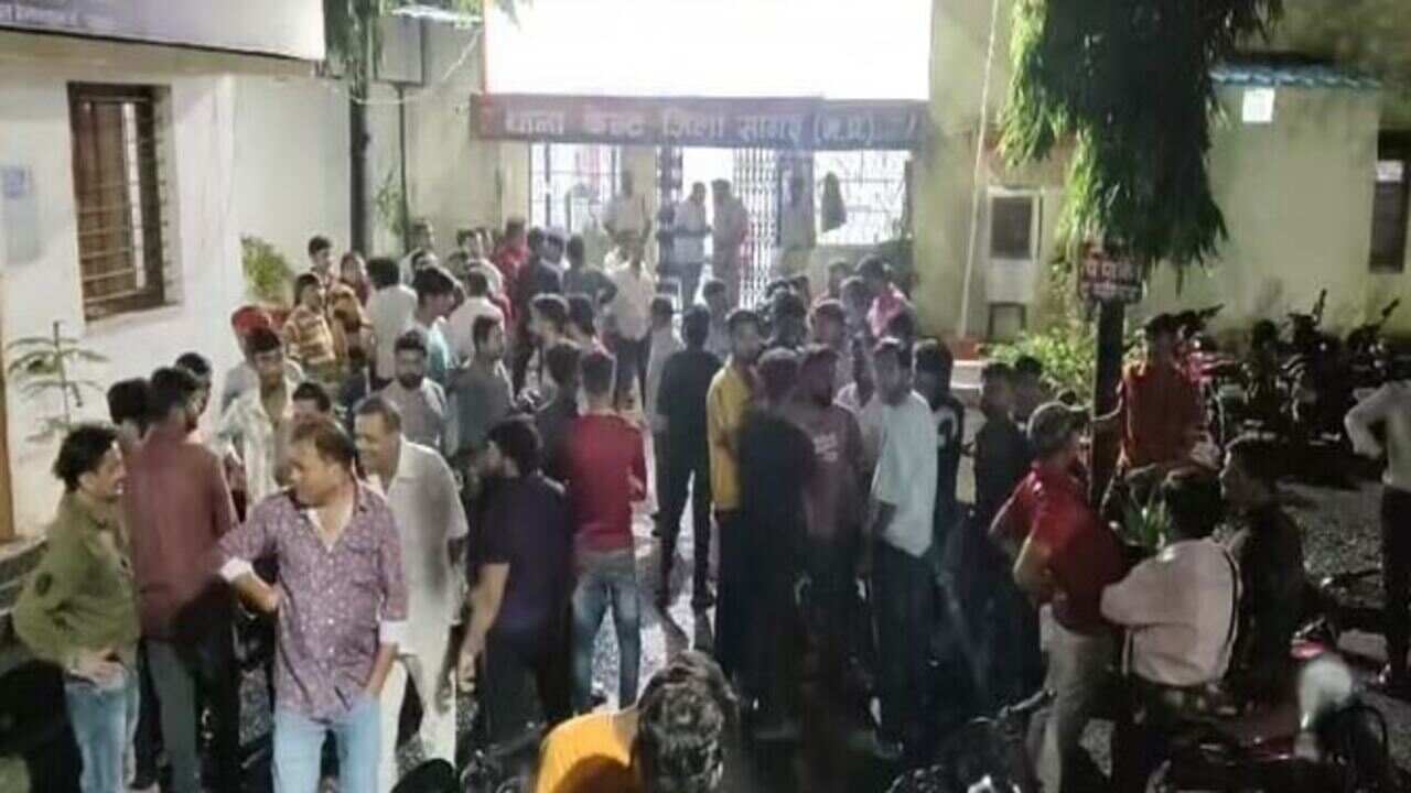 दो समुदाय में जमकर हुई मारपीट, पुलिस ने मोर्चा संभालते हुए बंद कराया बाजार