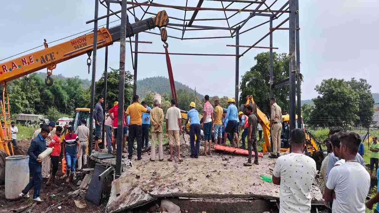 निर्माणाधीन फार्म हाउस की छत ढहने से छः मजदूर दब गए, अस्पताल में चल रहा इलाज