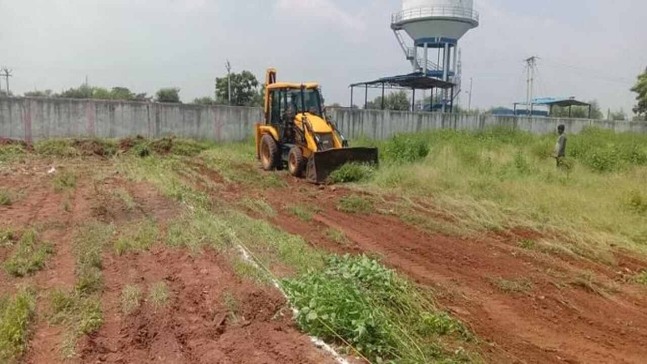 खेल मैदान में सरपंच ने उपस्वास्थ्य केंद्र का निर्माण कार्य कराया शुरू, ग्रामीणों ने जमकर किया हंगामा