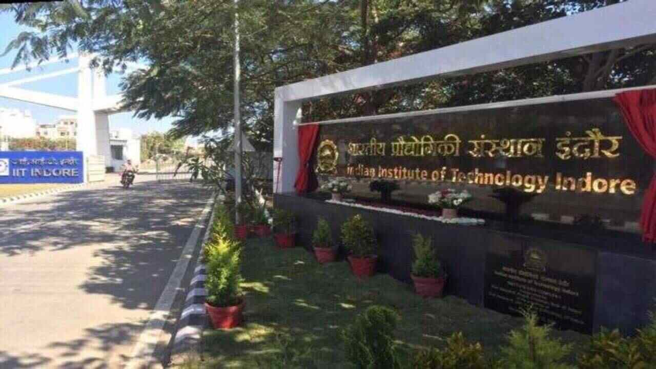 IIT की एक टीम ने बनाया ड्रोन, जो करेगा गैस, पानी पाइपलाइनों और रेलवे की गड़बड़ियों पर अलर्ट