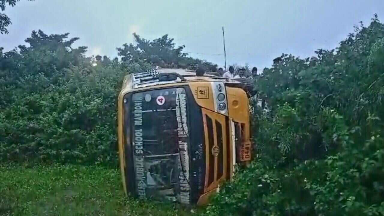 तेज रफ़्तार निजी कॉलेज की बस अनियंत्रित होकर पलटी, चालक मौके से फरार