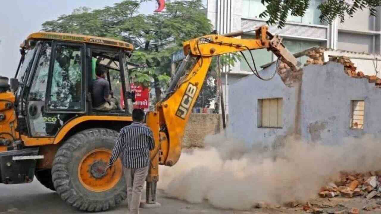 बदमाशों की गजब है दबंगई, किसान के घर पर बुल्डोजर चलाकर कर दिया ध्वस्त