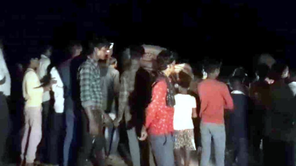 MP Accident News : ट्रैक्टर-ट्रॉली अनियंत्रित होकर पलटी, हादसे में 31 लोग घायल, 10 की हालत गंभीर