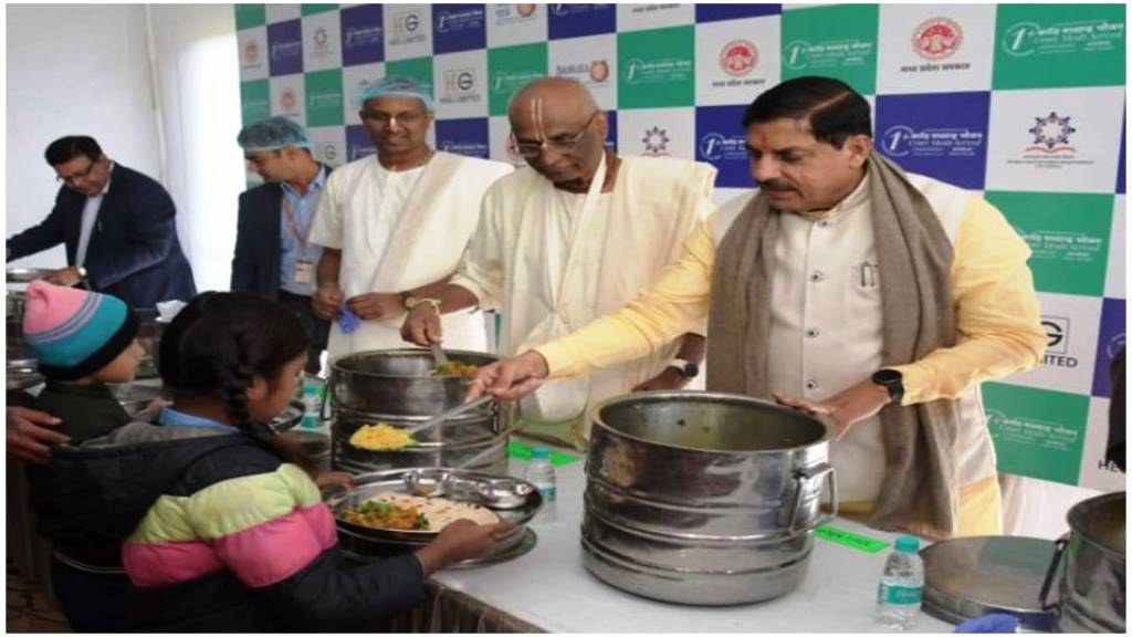 'अक्षय पात्र फाउंडेशन' के किचन में पहुंचे सीएम डॉ. मोहन, बच्चों को परोसा खाना