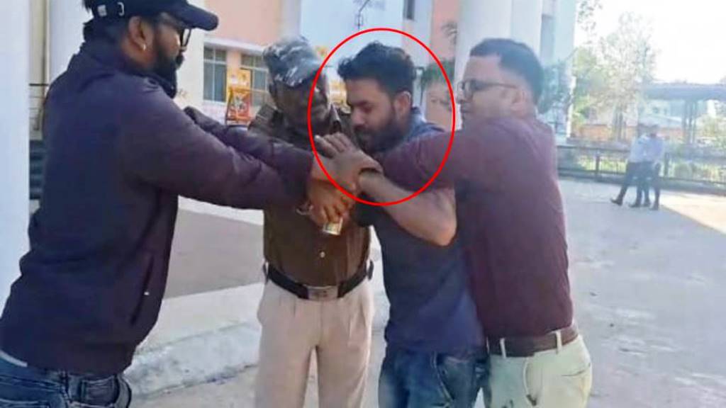 कलेक्टर कार्यालय में कीटनाशक पीकर युवक ने किया आत्महत्या का प्रयास, जानें मामला