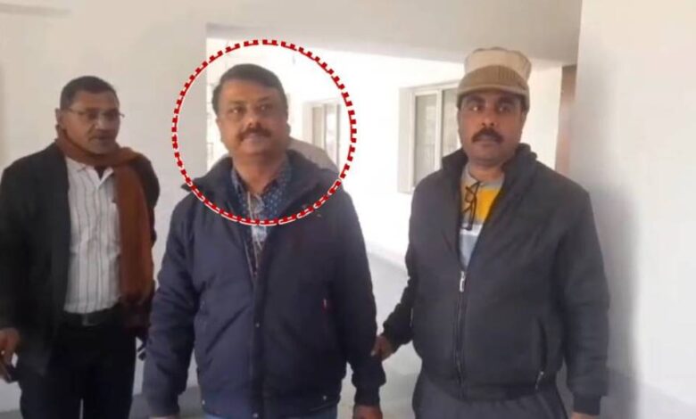 Satna News: आरआई को 14 हजार रुपए की रिश्वत लेते EOW ने किया गिरफ्तार Satna News: आरआई को 14 हजार रुपए की रिश्वत लेते EOW ने किया गिरफ्तार