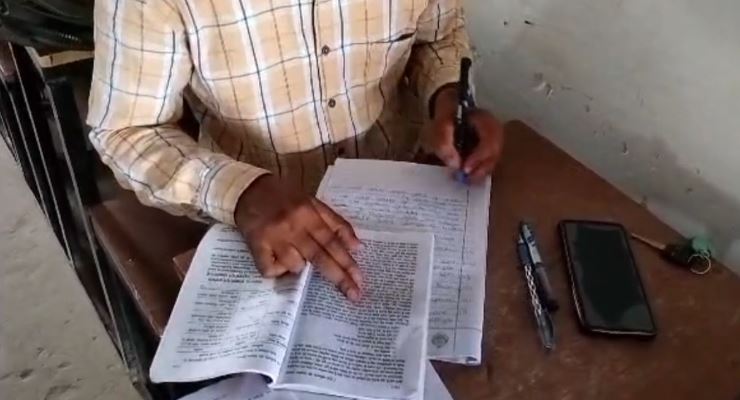 Rewa News: रीवा के इस कॉलेज में खुलेआम नकल करते दिखे छात्र, वीडियो हुआ वायरल