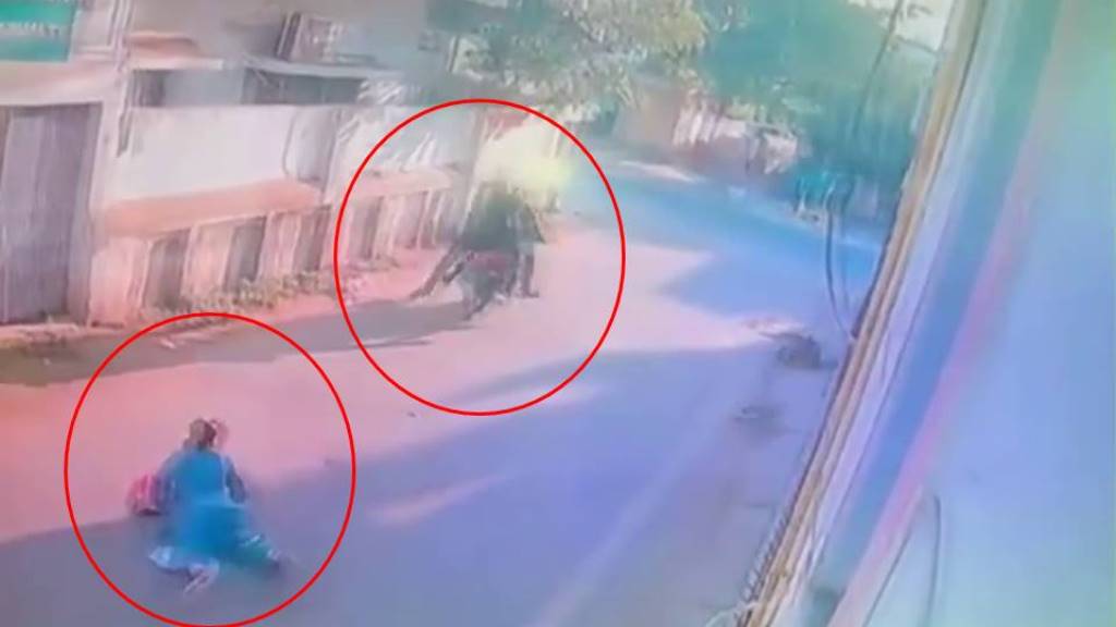 बाइक सवारों ने महिला की आंखों मे मिर्च झोंक बच्चे को किया किडनैप, घटना CCTV में कैद