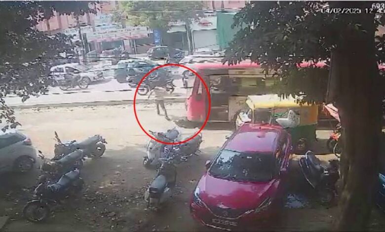 दिल दहला देने वाली घटना; पिता के सामने बेटे को बस ने कुचला, देखे CCTV फुटेज!