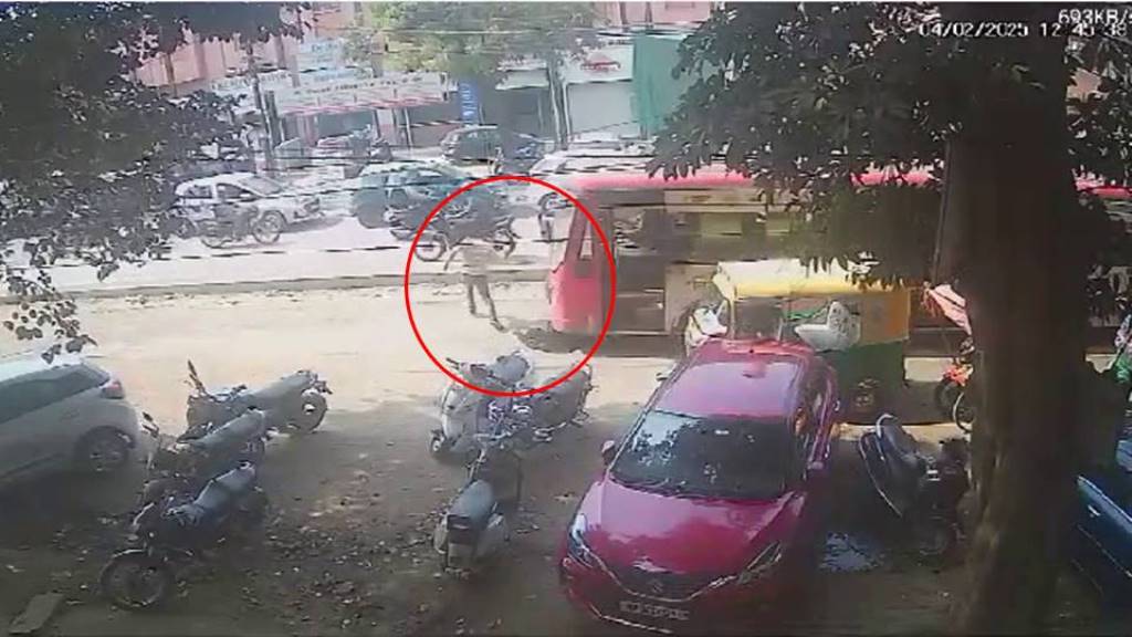 दिल दहला देने वाली घटना; पिता के सामने बेटे को बस ने कुचला, देखे CCTV फुटेज!