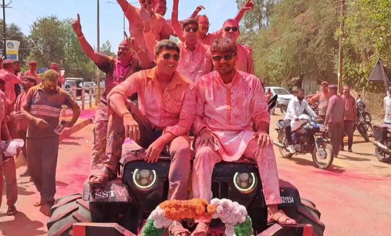 MP News: कलेक्टर और एसपी खुली जीप के बोनट पर बैठकर उड़ाई यातायात नियमों की धज्जियां, विडियो हो रहा वायरल MP News: कलेक्टर और एसपी खुली जीप के बोनट पर बैठकर उड़ाई यातायात नियमों की धज्जियां, विडियो हो रहा वायरल