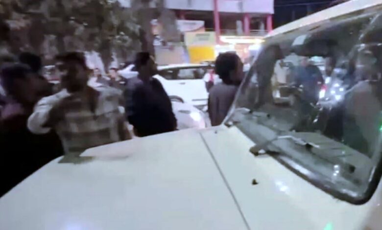 आरोपियों की तलाश में गई पुलिस टीम पर हमला, महिला कांस्टेबल समेत कई पुलिसकर्मी घायल आरोपियों की तलाश में गई पुलिस टीम पर हमला, महिला कांस्टेबल समेत कई पुलिसकर्मी घायल
