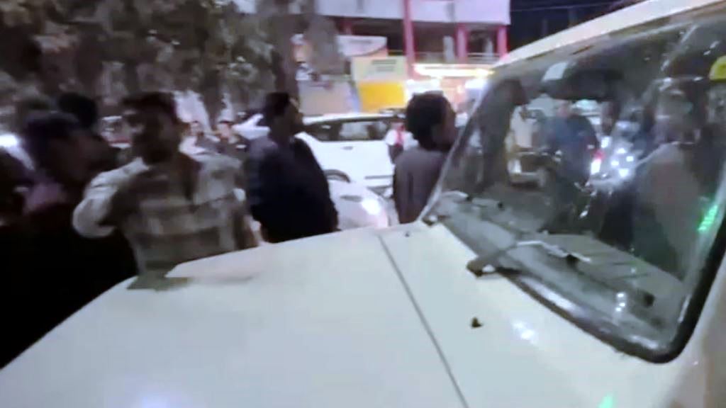 आरोपियों की तलाश में गई पुलिस टीम पर हमला, महिला कांस्टेबल समेत कई पुलिसकर्मी घायल