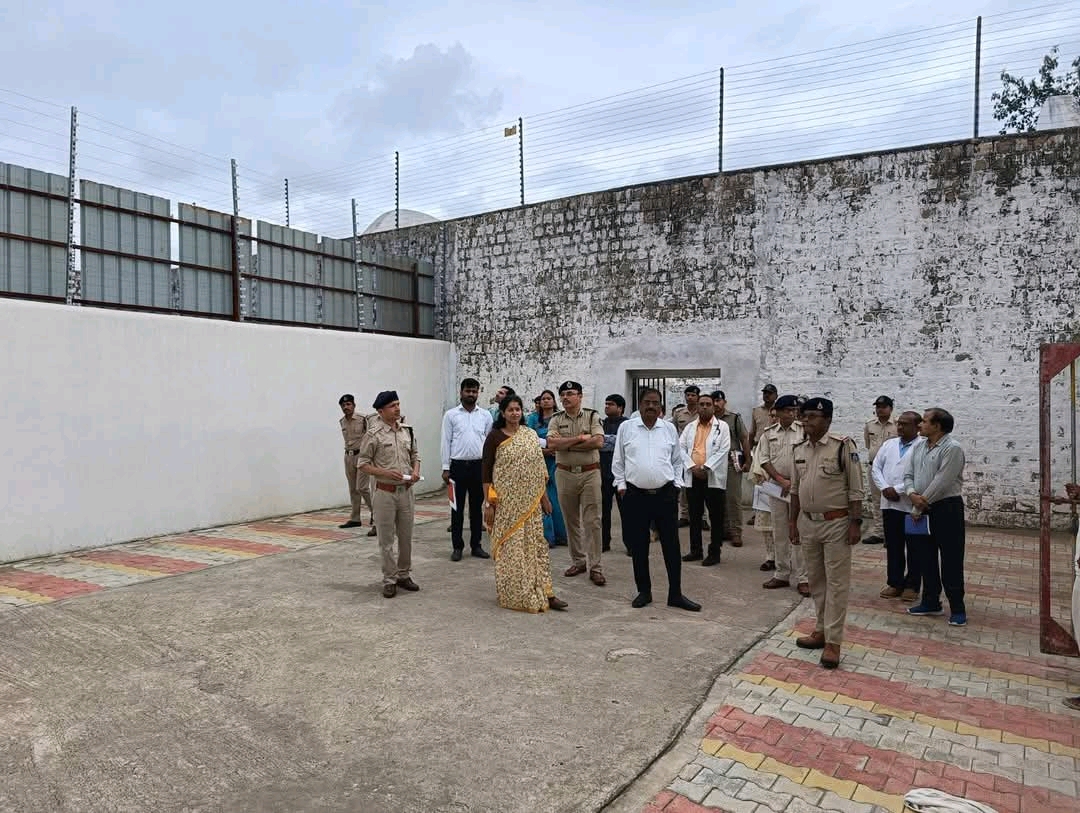 रीवा सेंट्रल जेल का औचक निरीक्षण: बैरक, किचन और हैण्डलूम कक्ष की स्थिति जानी