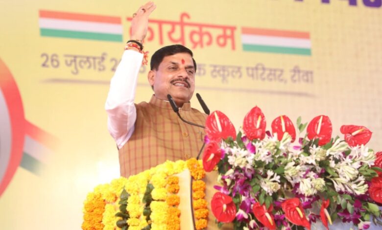 हरदा लाठीचार्ज मामला: सीएम मोहन यादव का बड़ा एक्शन, अफसरों पर गिरी गाज हरदा लाठीचार्ज मामला: सीएम मोहन यादव का बड़ा एक्शन, अफसरों पर गिरी गाज