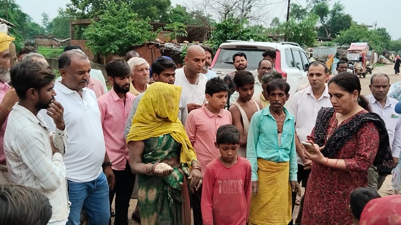 मऊगंज में भीषण बारिश का कहर: घर गिरे, मवेशी मरे, पूर्व विधायक बन्ना पहुंचे राहत के लिए