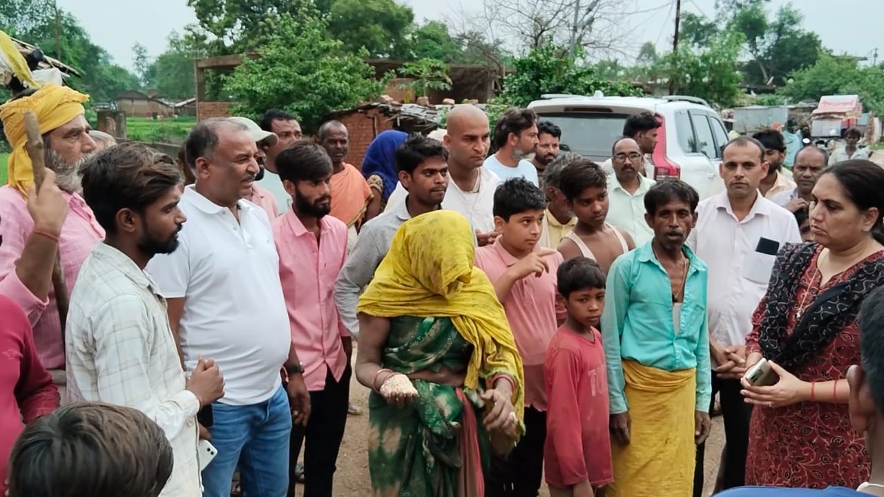 मऊगंज में भीषण बारिश का कहर: घर गिरे, मवेशी मरे, पूर्व विधायक बन्ना पहुंचे राहत के लिए