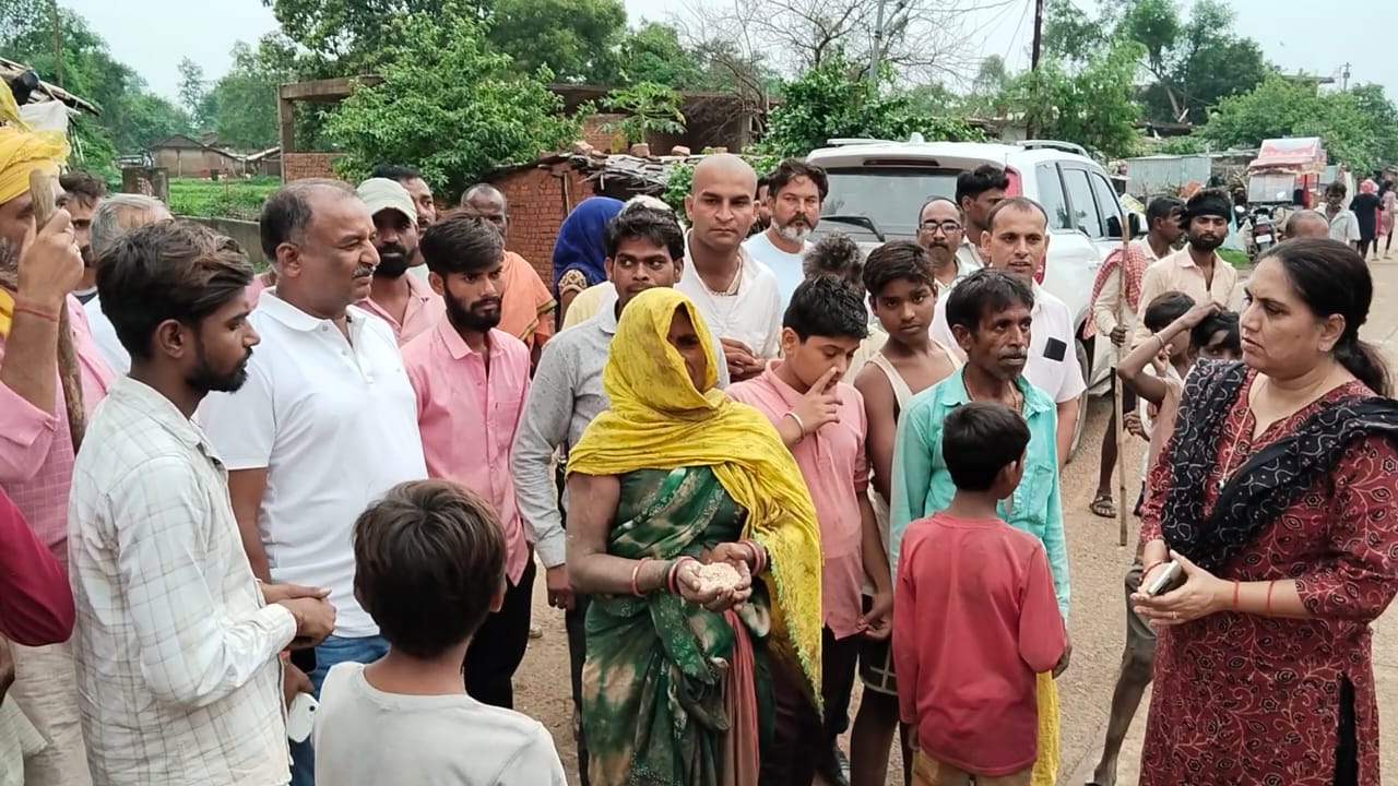 मऊगंज में भीषण बारिश का कहर: घर गिरे, मवेशी मरे, पूर्व विधायक बन्ना पहुंचे राहत के लिए