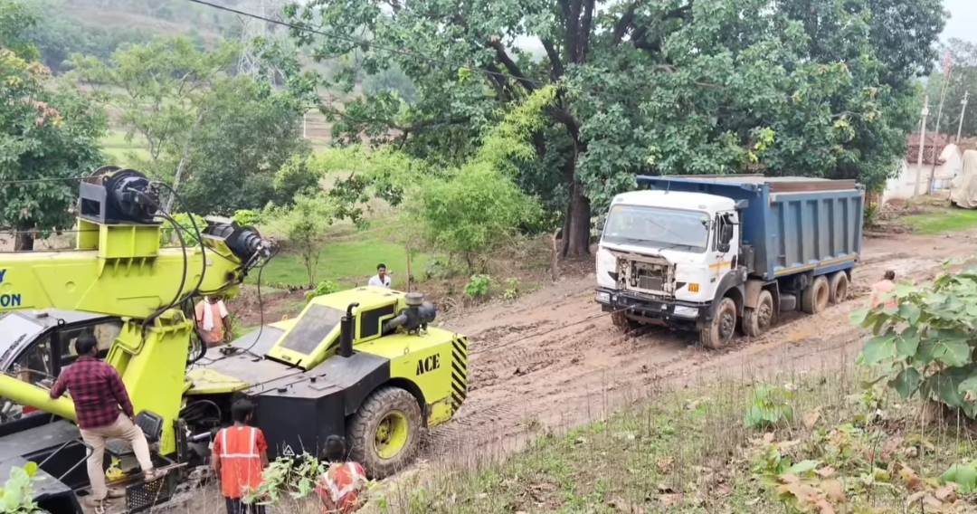 लीला साहू के वायरल वीडियो से हिला सिस्टम, कमलेश्वर पटेल ने गांव में सड़क दिलाने का दिया भरोसा