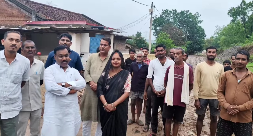 लीला साहू के वायरल वीडियो से हिला सिस्टम, कमलेश्वर पटेल ने गांव में सड़क दिलाने का दिया भरोसा