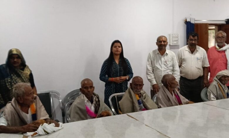 सीधी जिले के ग्राम पंचायत सिहावल में धूमधाम से मनाया गया अंतर्राष्ट्रीय वृद्ध दिवस सीधी जिले के ग्राम पंचायत सिहावल में धूमधाम से मनाया गया अंतर्राष्ट्रीय वृद्ध दिवस